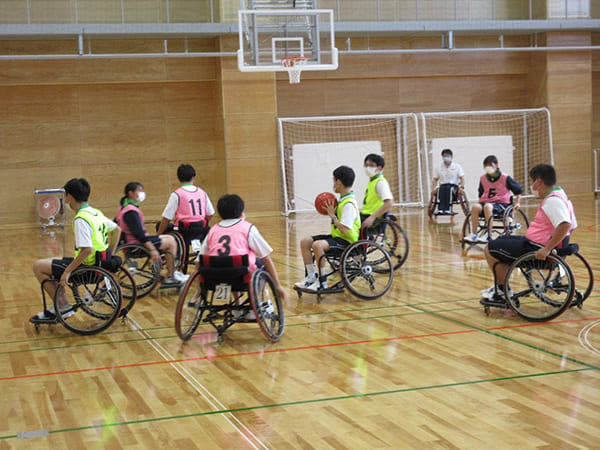 障がい者スポーツ（車いすバスケットボール）体験学習の画像